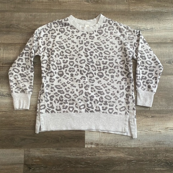GreenTea Small Gray Leopard Animal Print Split Hem Pullover Casual Sweater - Picture 3 of 9